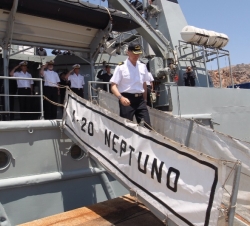 Don Felipe desciende del Buque "Neptuno", tras presenciar un ejercicio de rescate de un submarino 